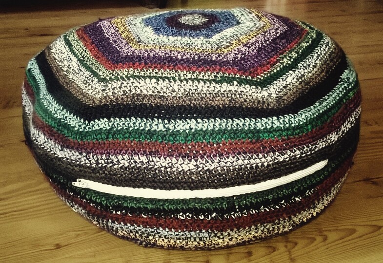 Häkelanleitung für ein Sitzkissen – Bodenkissen – Pouf – perfekt für die Verarbeitung von Wollresten