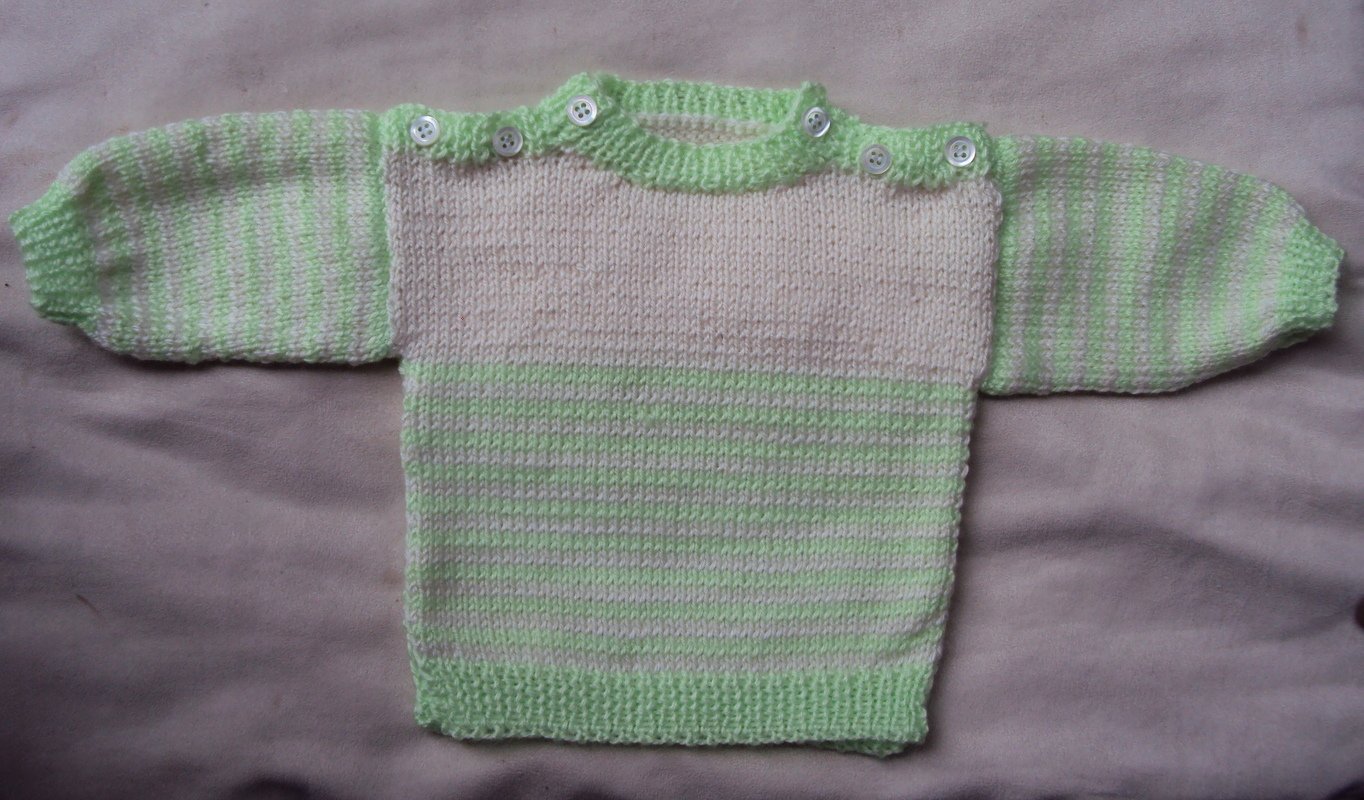 Gestrickter Babypullover in Mintgrün und Weiß mit Knöpfen an der Schulter