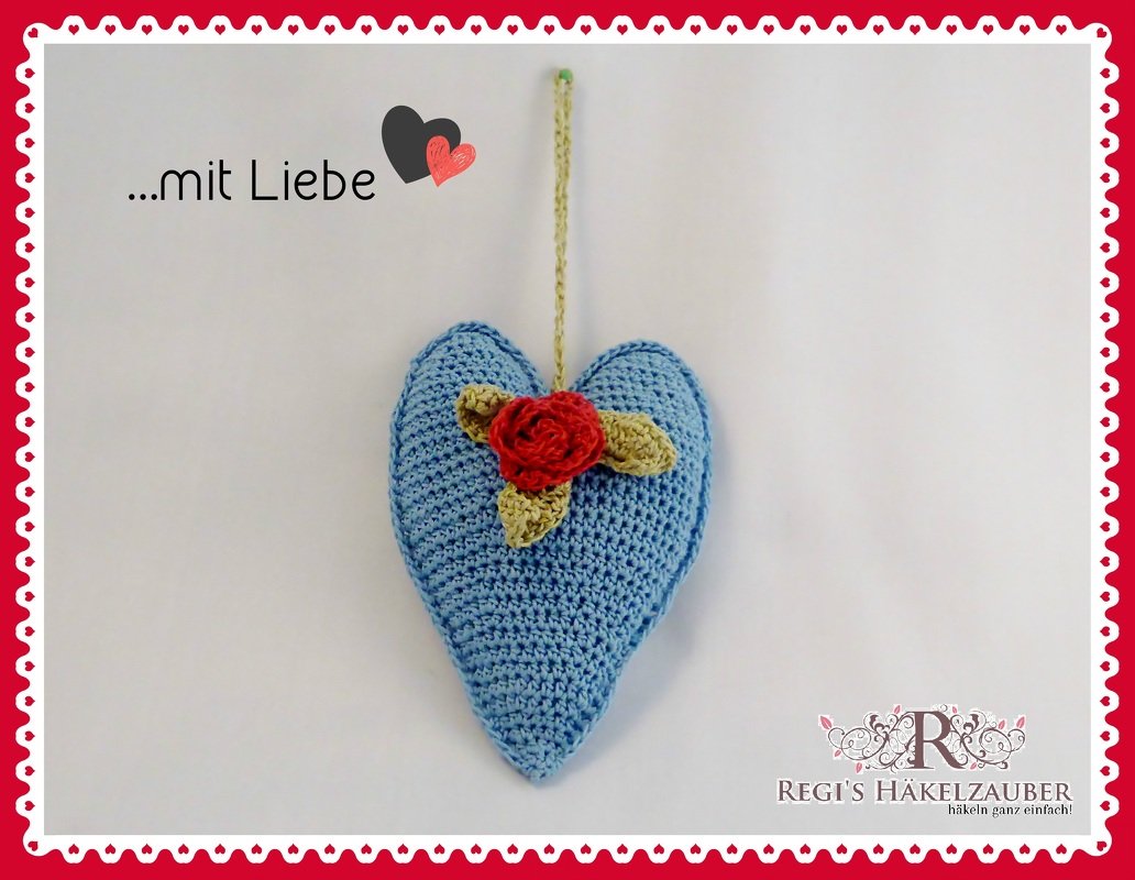 Hellblauer gehäkelter Herzanhänger mit roter Rose, grünen Blättern und Aufhängeschlaufe