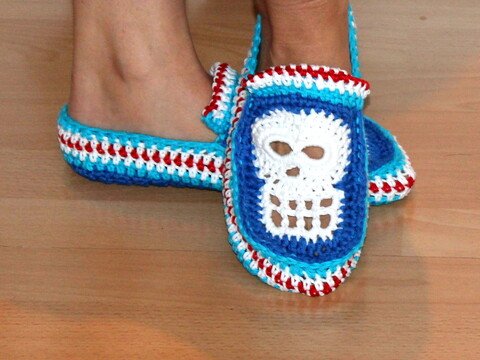 Hausschuhe Totenkopf in den Größen 35 - 45