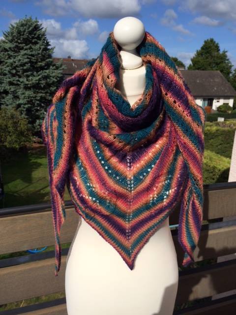 Mehrfarbiges gestricktes Dreieckstuch mit diagonalen Streifen und Lochmuster auf Schaufensterpuppe