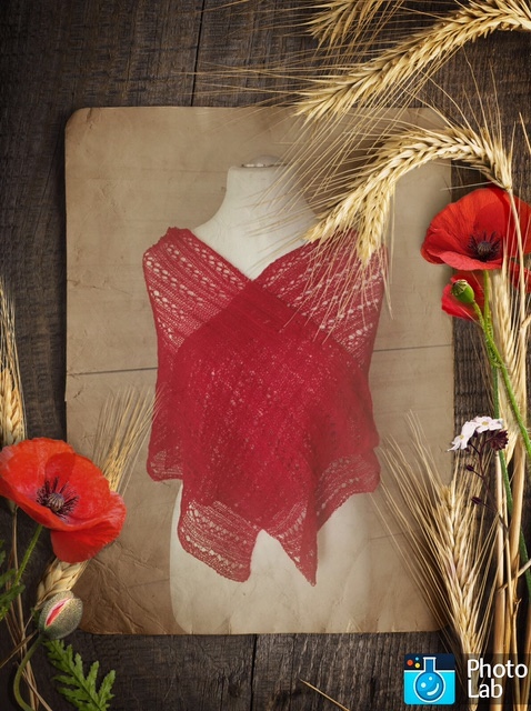 Rotes gestricktes Schultertuch mit Lochmuster auf Büste, umrahmt von Weizenähren und Mohnblumen