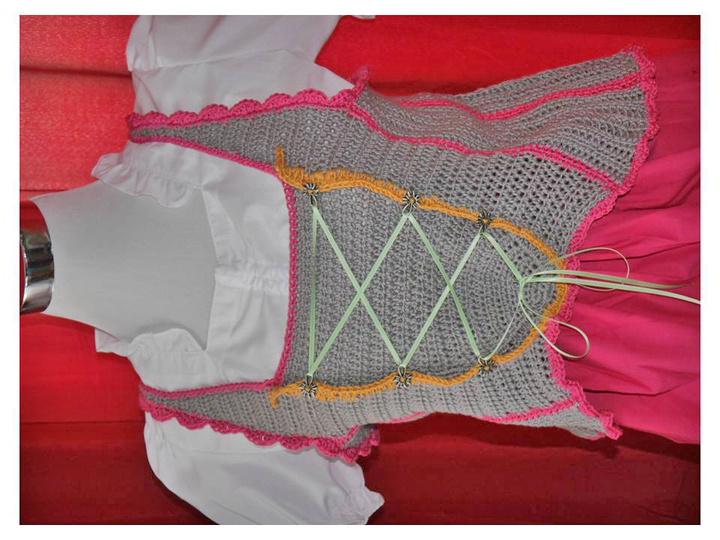 Weste im Dirndl-Look Oversize - kaschierende Häkelweste - Häkelanleitung