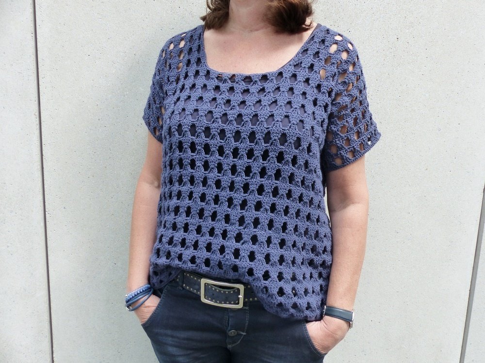 Blauer gelochter Häkelpullover in 3 Größen