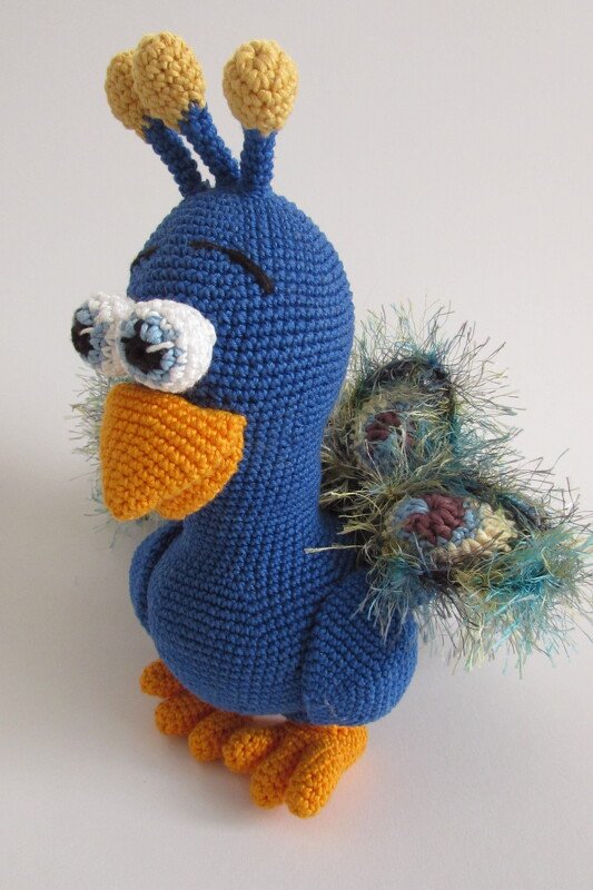 Pfaueninspirierter gehäkelter Amigurumi-Vogel mit buntem, texturiertem Effektgarn-Schwanz