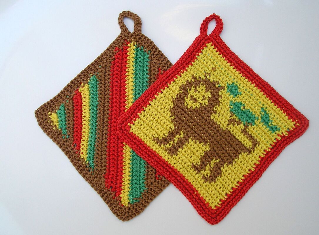 Zweier-Set gehäkelter quadratischer Topflappen, einer gelb mit braunem Elefantenmotiv und rotem Rand, einer gestreift, beide mit Aufhängeschlaufen