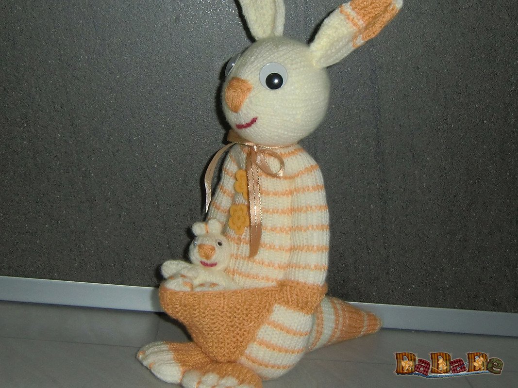 Gestricktes gestreiftes Beuteltier mit kleinem Kuscheltier im Beutel