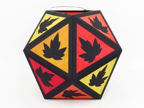 Große Laterne mit Herbstblättern – Bastelanleitung und Vorlagen