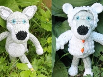 Zwei gehäkelte Amigurumi: spitzohriger Wolf und dieselbe Figur im Schafkostüm