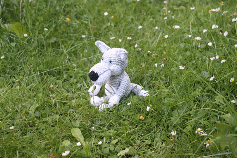Wolf häkeln – ein grau-weißer Wolf zum Kuscheln (deutsche Anleitung)