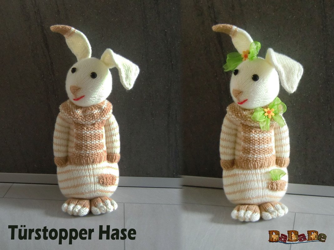 Gestrickter Amigurumi-Hase als Türstopper mit gestreiftem Körper und Schal