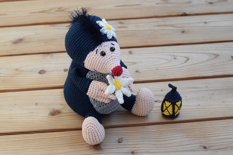 Haekelicious Maulwurf mit Erdhügel, Blume und Laterne