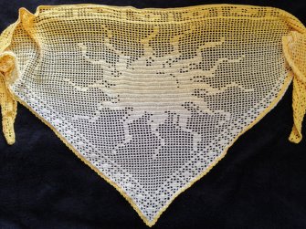 Dreieckiges gehäkeltes Motivtuch mit Sonnendesign und gelber Randverzierung