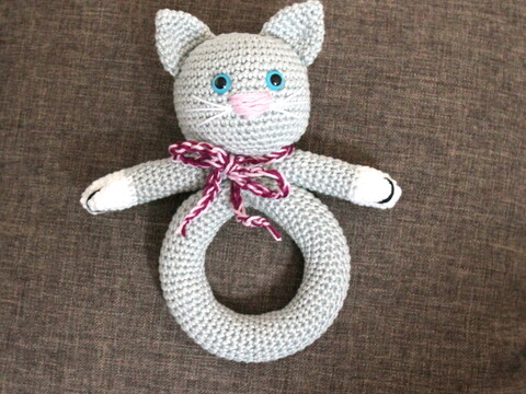 Katzenrassel häkeln – Greifring mit Rasselball (deutsche Anleitung)