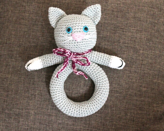 Katzenrassel häkeln – Greifring mit Rasselball (deutsche Anleitung)