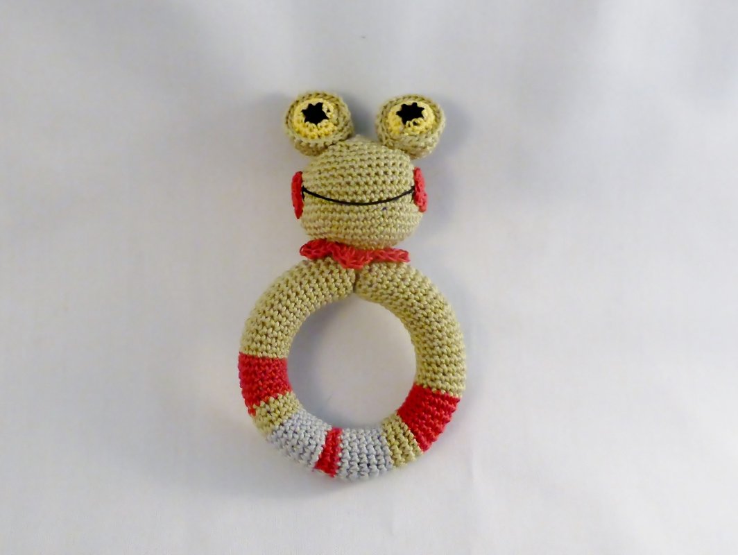 Gehäkelte Frosch-Rassel mit Ring, gestreift in Beige, Rot und Grau