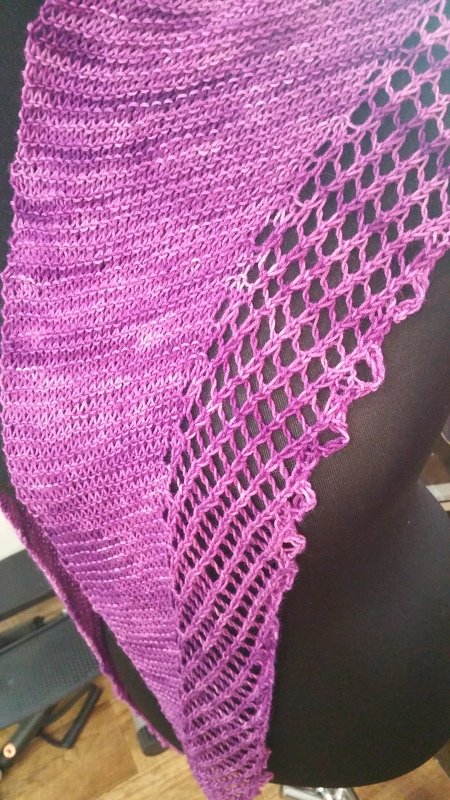 Violettes gestricktes Dreieckstuch mit Lochmusterkante auf schwarzer Büste