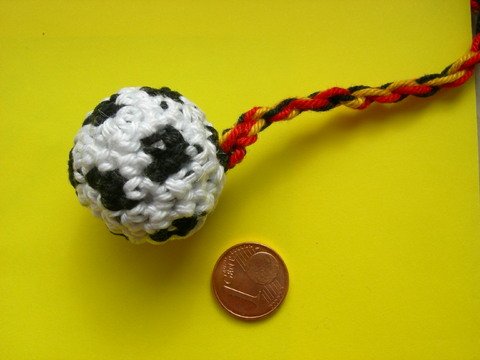 Häkelanleitung Taschenbaumler, Schlüsselanhänger Fußball