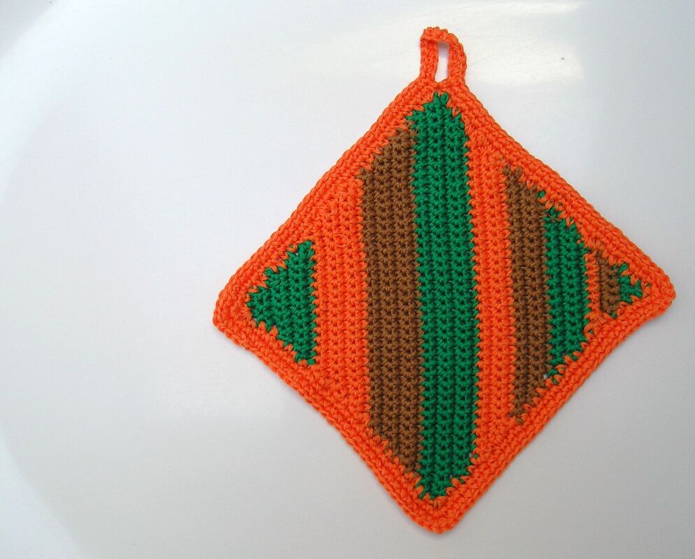 Gehäkelter quadratischer Topflappen orange mit grünen und braunen Streifen und Aufhängeschlaufe auf weißem Hintergrund