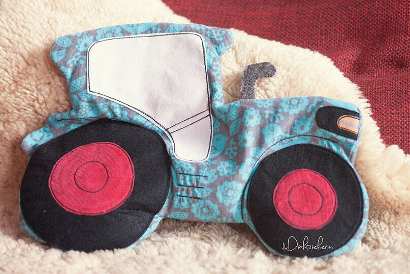 Traktor-Kuschelkissen "Tom" (Nähanleitung und Schnittmuster)