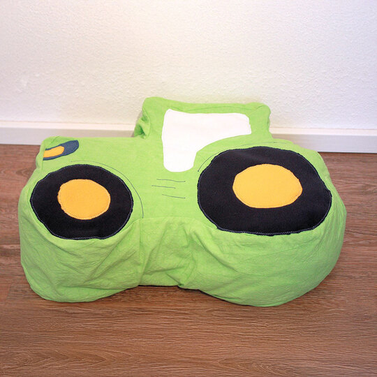 Traktor-Kuschelkissen "Tom" (Nähanleitung und Schnittmuster)