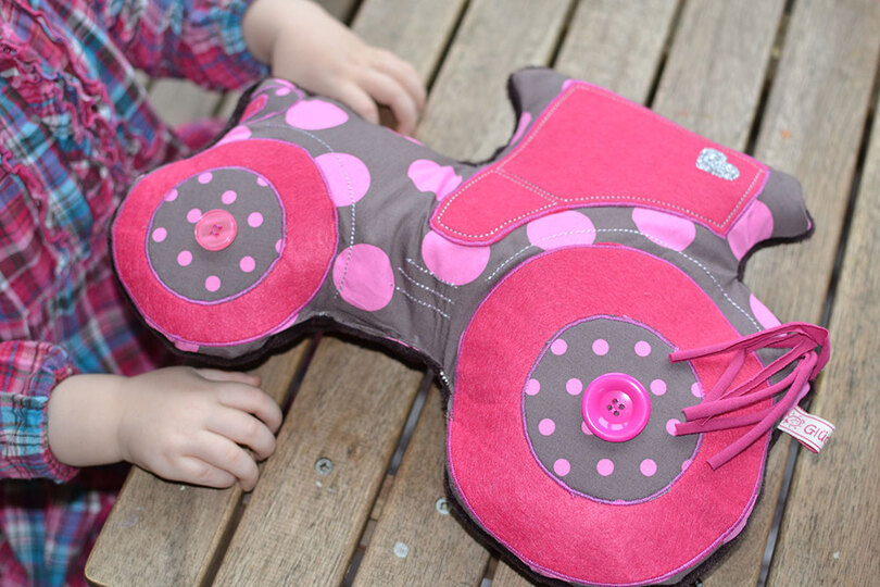 Traktor-Kuschelkissen "Tom" (Nähanleitung und Schnittmuster)