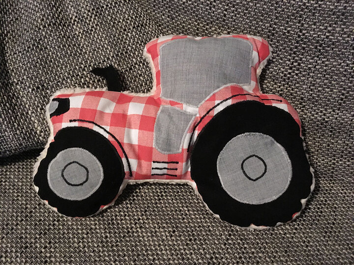 Traktor-Kuschelkissen "Tom" (Nähanleitung und Schnittmuster)