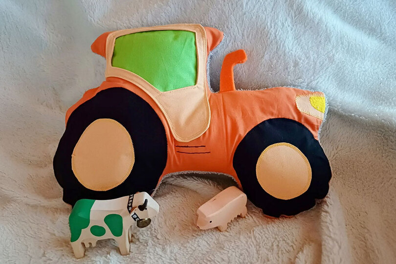 Traktor-Kuschelkissen "Tom" (Nähanleitung und Schnittmuster)