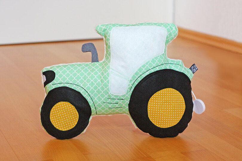 Traktor-Kuschelkissen "Tom" (Nähanleitung und Schnittmuster)
