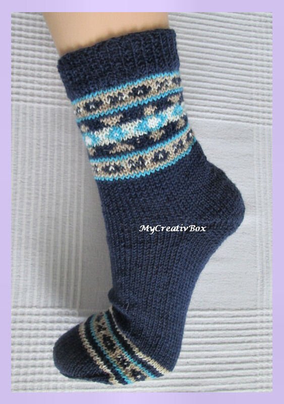 Gestrickte dunkelblaue Socke mit mehrfarbigem Fair-Isle-Muster am Schaft und an der Spitze