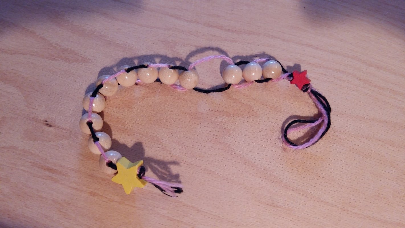 Glückskette , mit beweglichen - fixierten Holzkugeln 