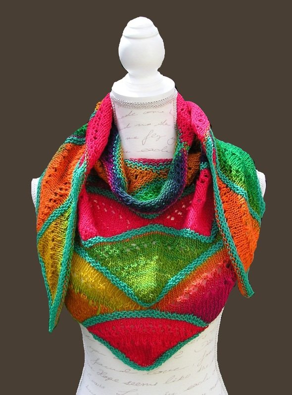 Mehrfarbiges gestricktes Dreieckstuch mit türkisfarbener Umrandung auf Schneiderpuppe