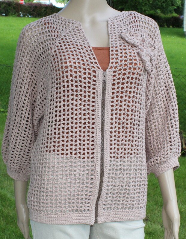 Zartrosa gehäkelte Damenjacke mit Reißverschluss, offenem Netzmuster, 3/4-Ärmeln und Blütenapplikation