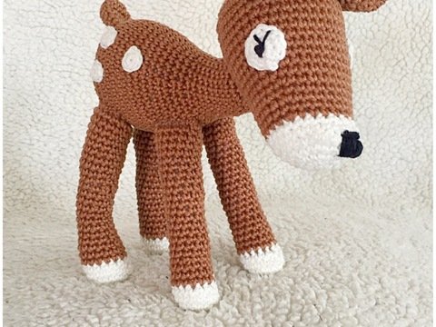 Hakelanleitung Hirsch beschrieben in Deutsch, Niederlandisch und Englisch