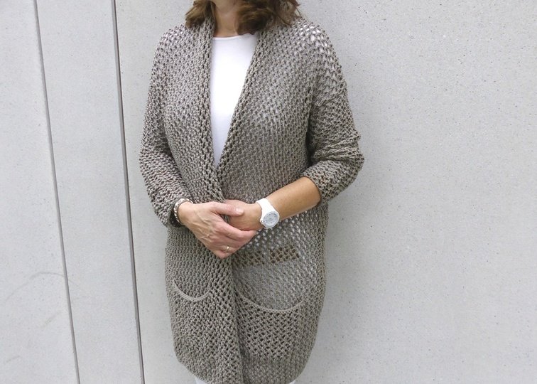 Beige Longjacke mit Lochmuster, Strickanleitung Größe S, M und L 