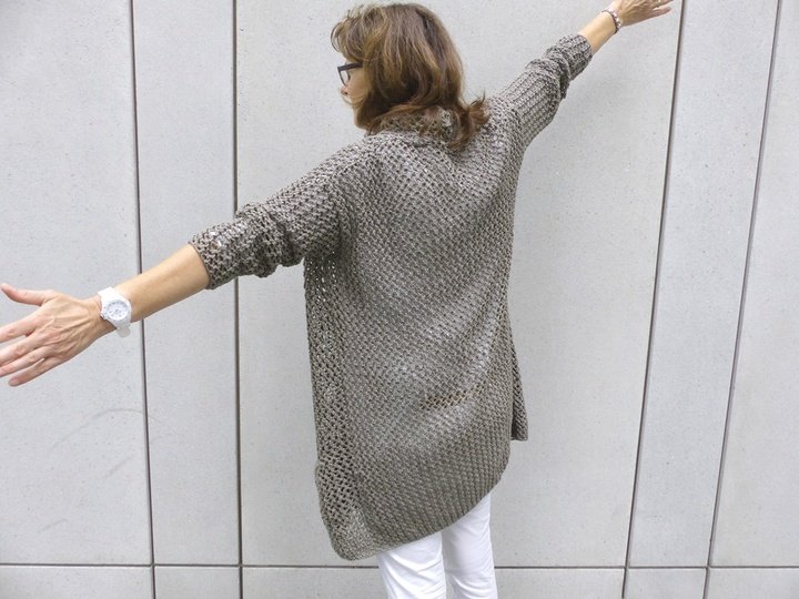 Beige Longjacke mit Lochmuster, Strickanleitung Größe S, M und L 