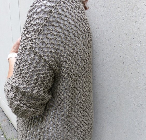 Beige Longjacke mit Lochmuster, Strickanleitung Größe S, M und L 