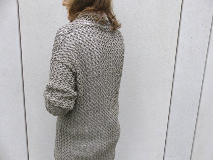 Beige Longjacke mit Lochmuster, Strickanleitung Größe S, M und L 