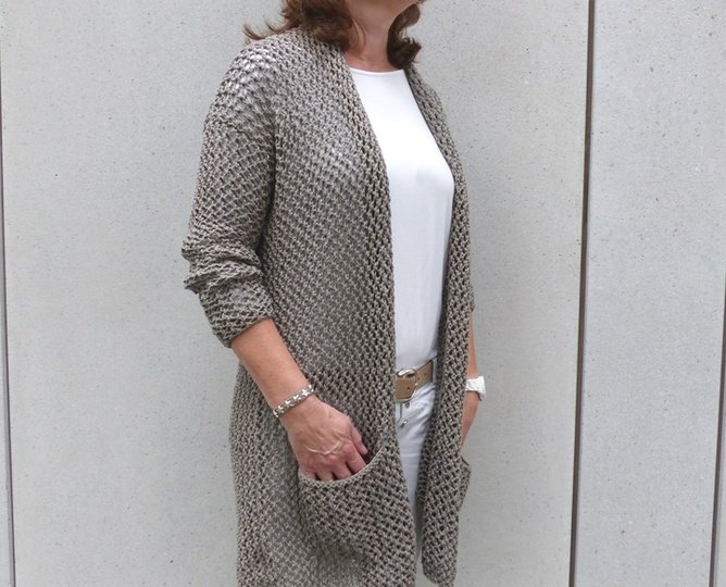 Beige Longjacke mit Lochmuster, Strickanleitung Größe S, M und L 