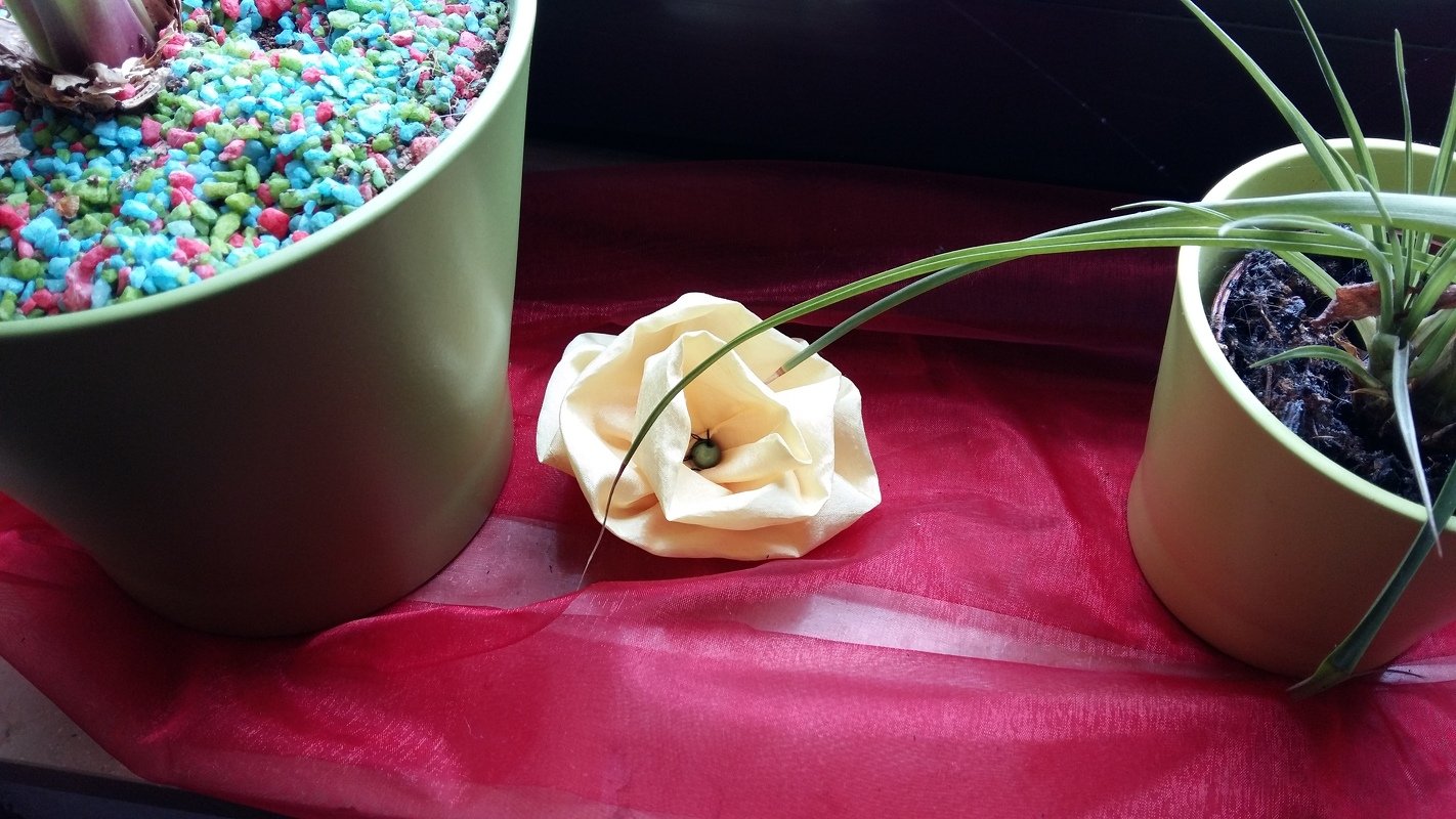 Blüten aus Stoff oder Gardinenresten basteln - Bild 9