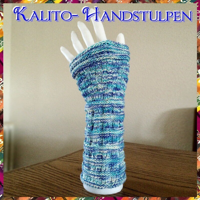 Mannequin-Hand mit langer blau-melierter, fingerloser gestrickter Armstulpe mit Rippen- und Strukturmuster