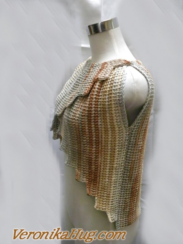 Mannequin mit gehäkeltem ärmellosen Top in Beige- und Grautönen und asymmetrischem Volant