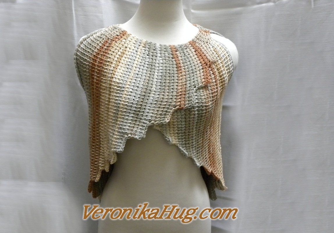 Gehäkeltes Damen-Top in Beige-, Grau- und Orangetönen mit gewelltem Saum auf Schaufensterpuppe