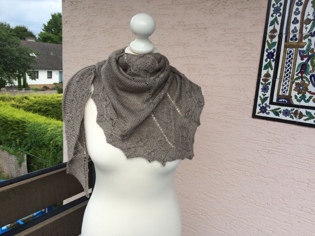 Taupefarbenes gestricktes Dreieckstuch mit Blattkante auf weißer Schaufensterpuppe