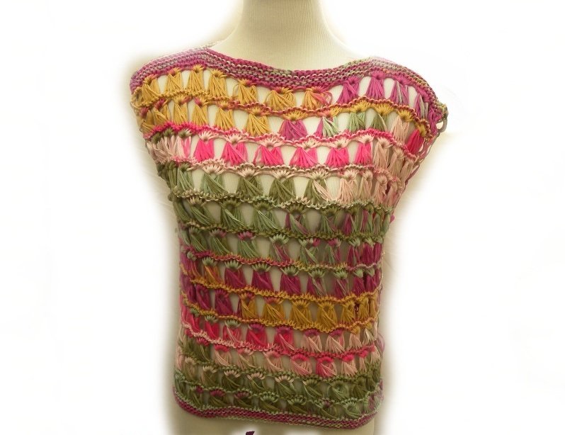 Ärmelloses Damen-Top mit offenem Lochmuster und gestreiftem Farbverlauf auf Schneiderbüste