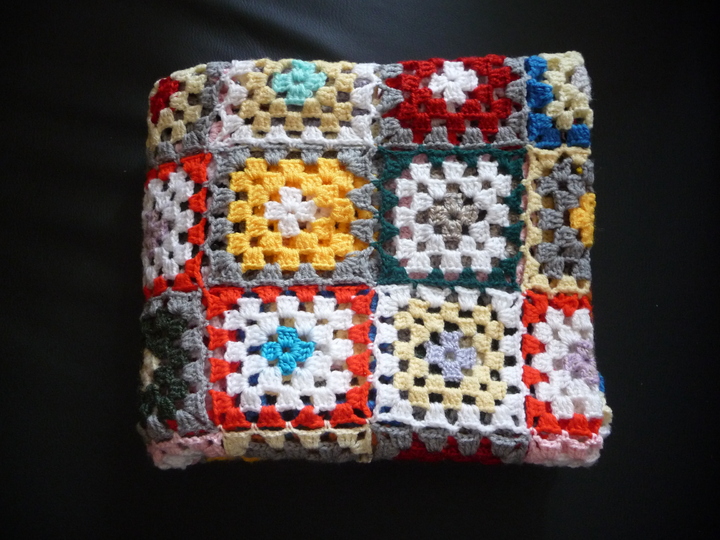 Häkelanleitung Granny Square Sofadecke | bunte Häkeldecke aus Wollresten