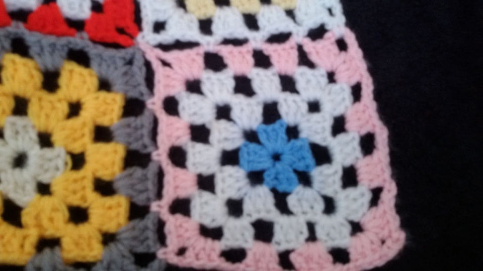 Häkelanleitung Granny Square Sofadecke | bunte Häkeldecke aus Wollresten