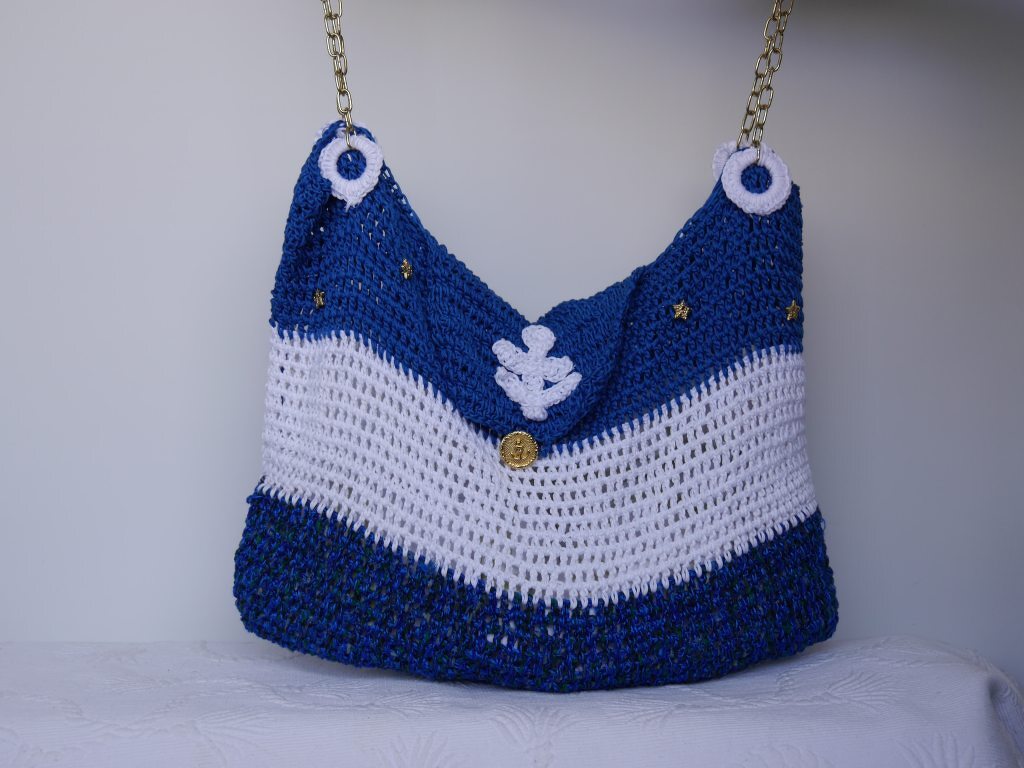 Maritime gehäkelte Umhängetasche blau und weiß mit Kettenriemen