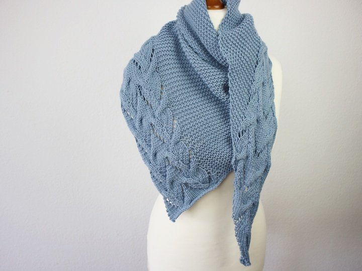 Strickanleitung asymmetrisches Dreieckstuch mit  Loch- und Zopfmuster PDF