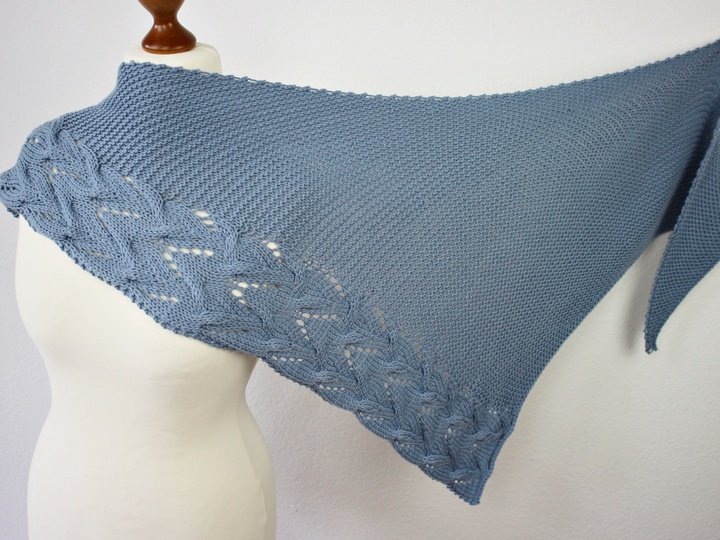 Strickanleitung asymmetrisches Dreieckstuch mit  Loch- und Zopfmuster PDF